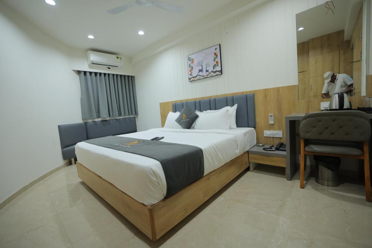 Hotel Shayan Inn Rajkot Exteriör bild