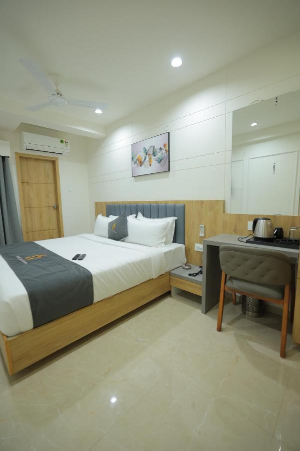 Hotel Shayan Inn Rajkot Exteriör bild