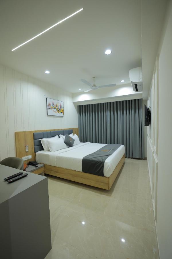 Hotel Shayan Inn Rajkot Exteriör bild