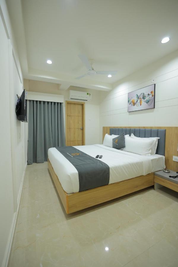Hotel Shayan Inn Rajkot Exteriör bild