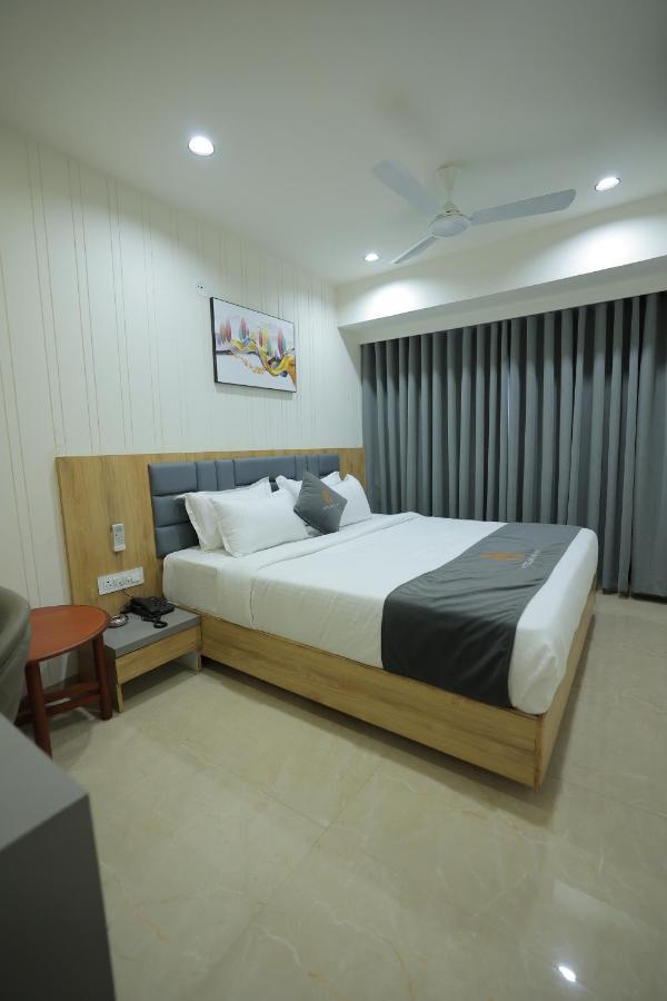 Hotel Shayan Inn Rajkot Exteriör bild