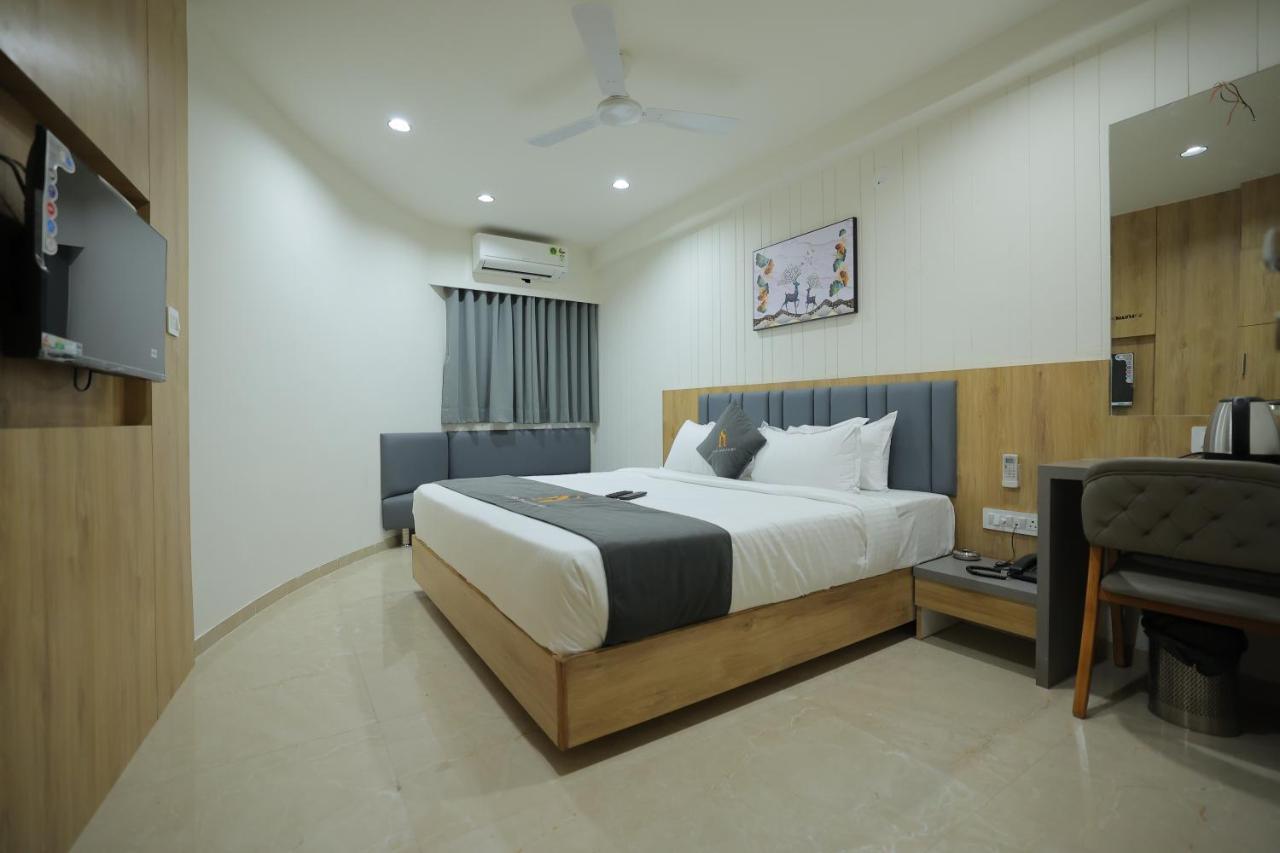 Hotel Shayan Inn Rajkot Exteriör bild
