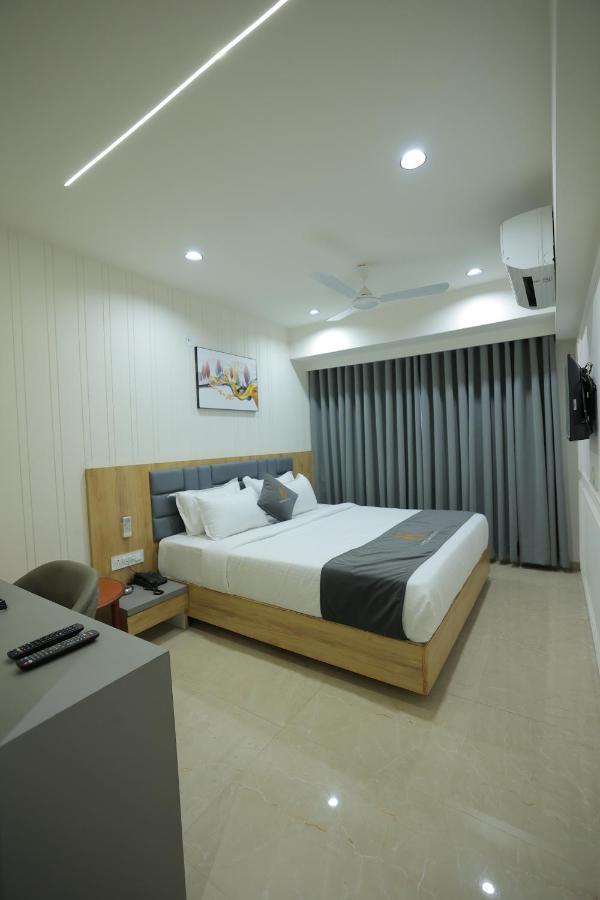 Hotel Shayan Inn Rajkot Exteriör bild