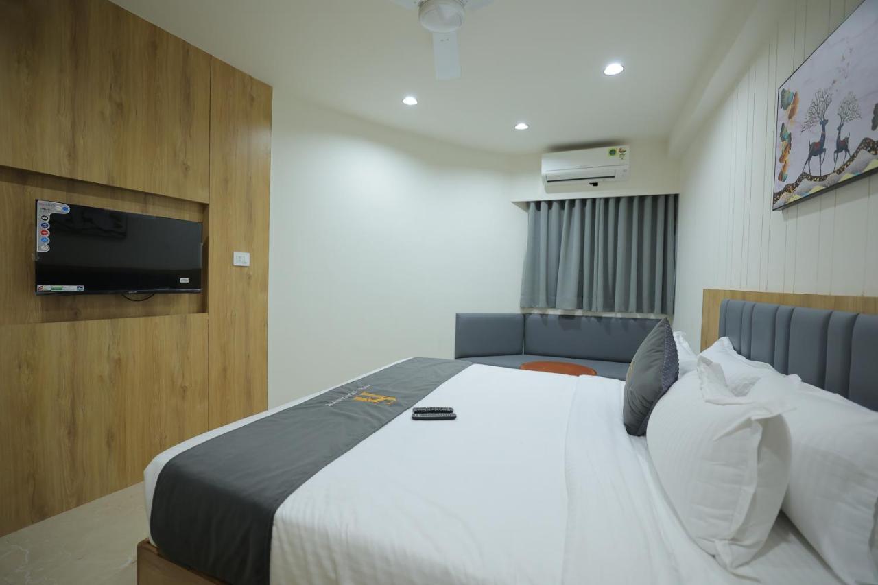 Hotel Shayan Inn Rajkot Exteriör bild