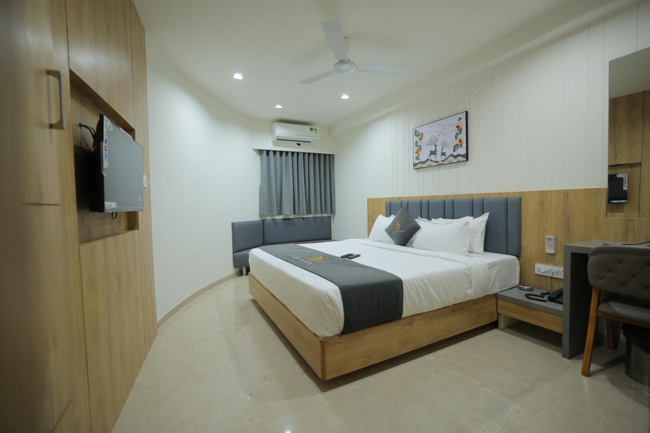 Hotel Shayan Inn Rajkot Exteriör bild