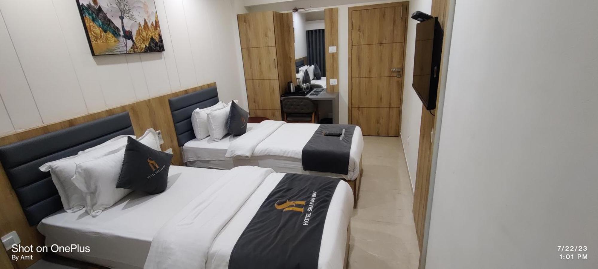 Hotel Shayan Inn Rajkot Exteriör bild