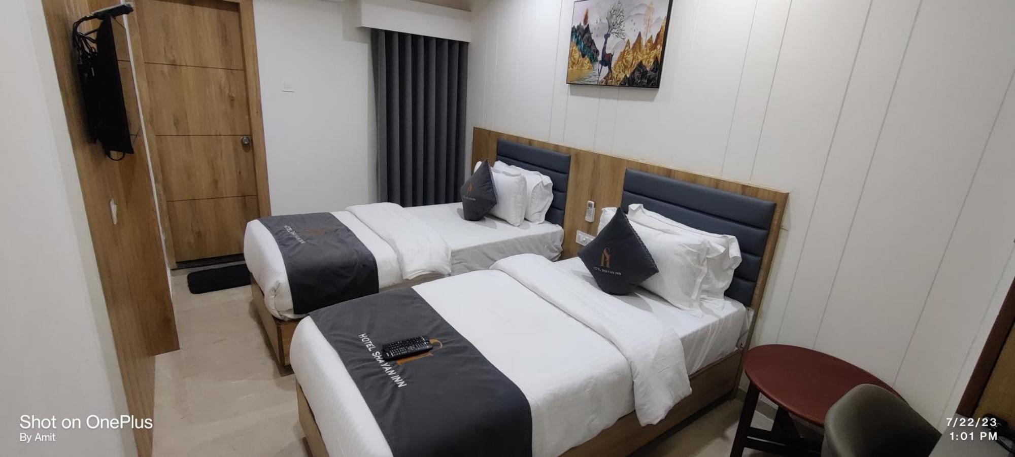 Hotel Shayan Inn Rajkot Exteriör bild