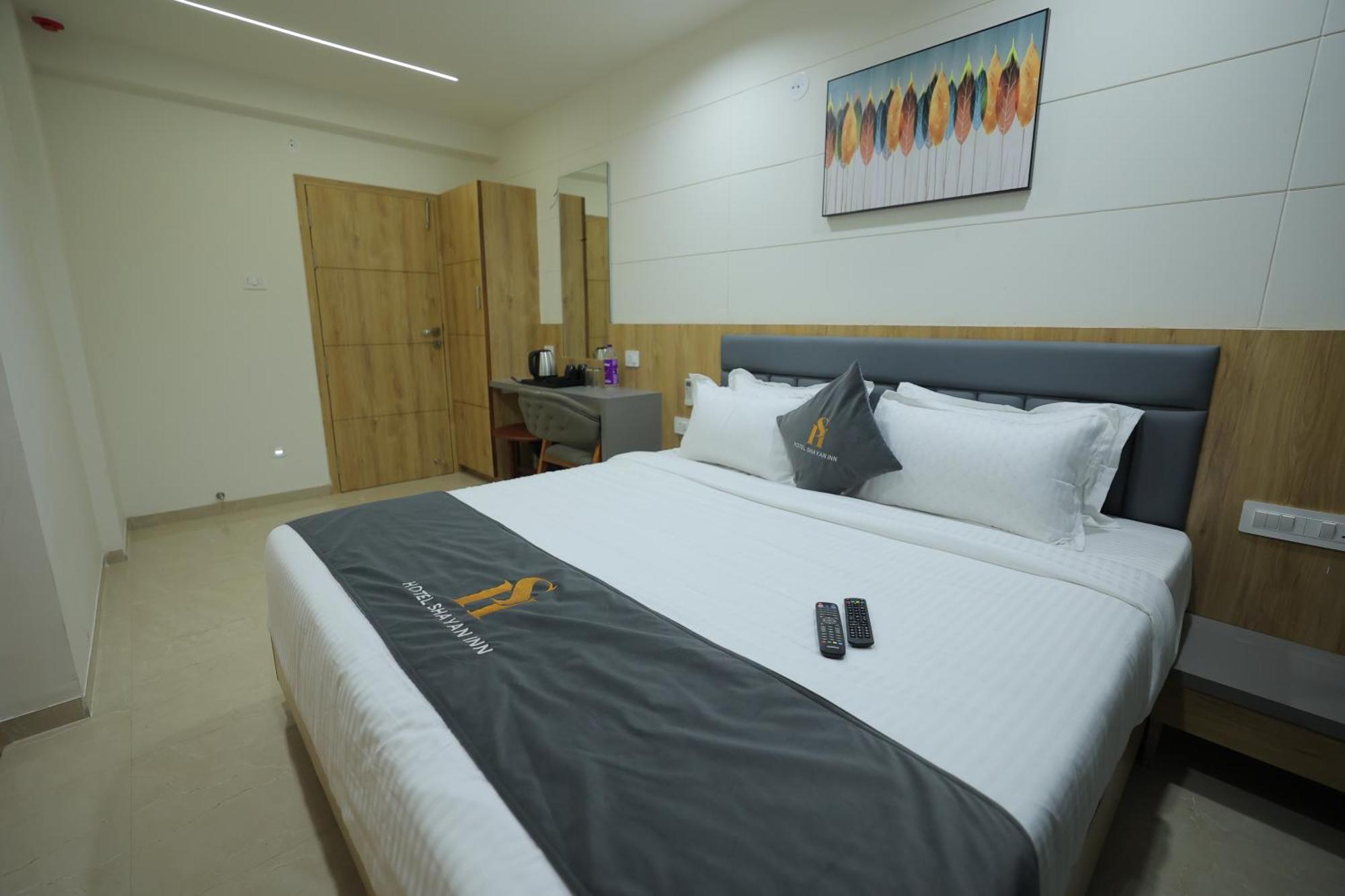 Hotel Shayan Inn Rajkot Exteriör bild