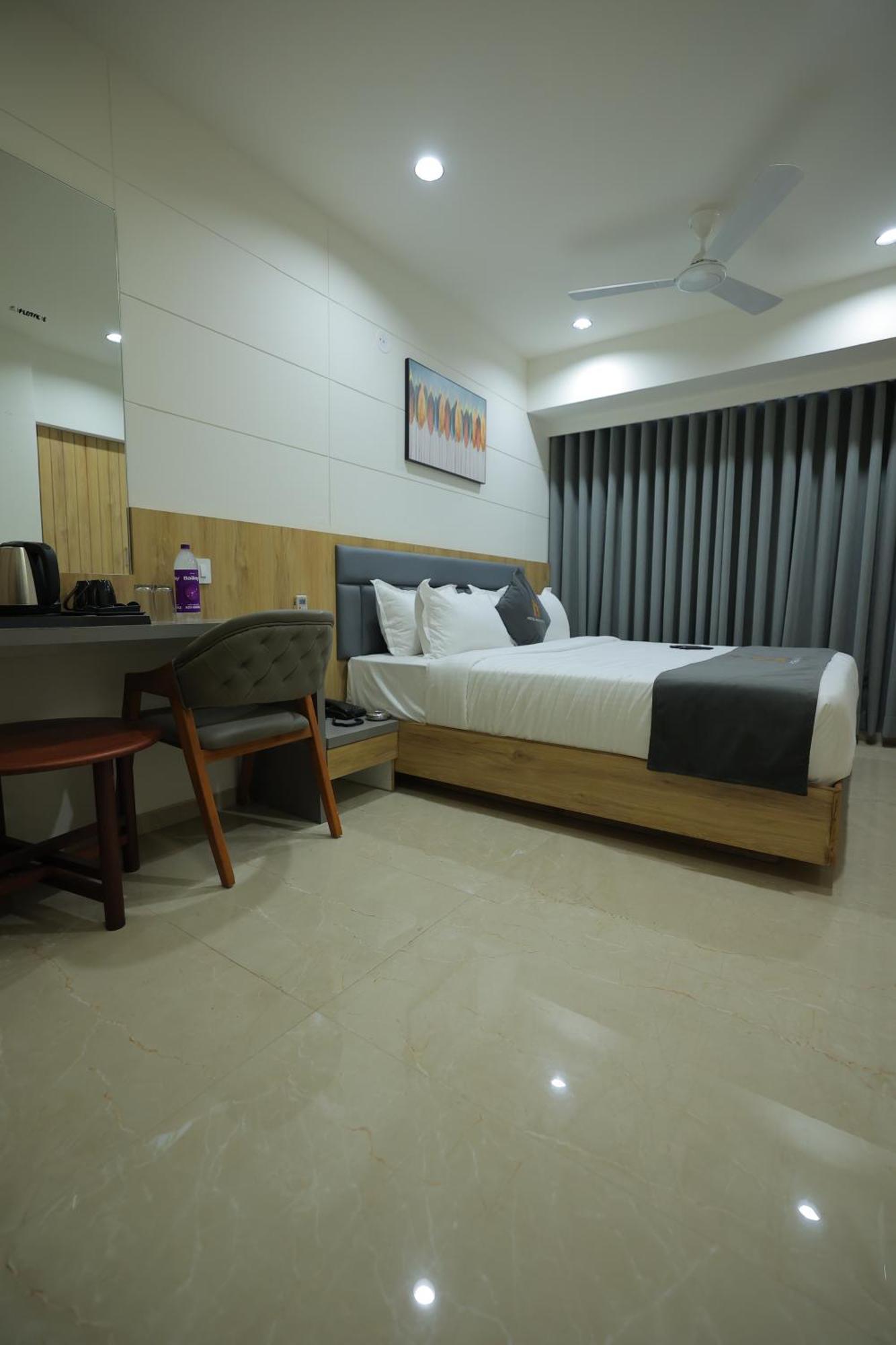 Hotel Shayan Inn Rajkot Exteriör bild