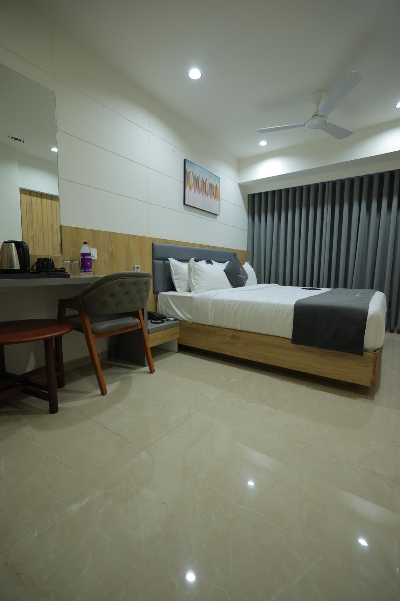 Hotel Shayan Inn Rajkot Exteriör bild