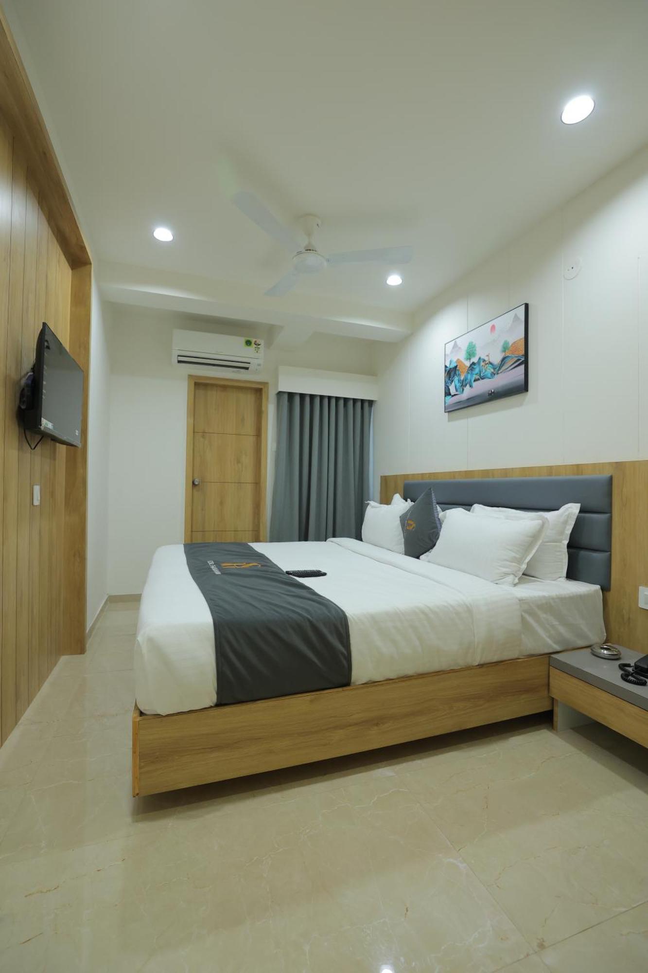 Hotel Shayan Inn Rajkot Exteriör bild