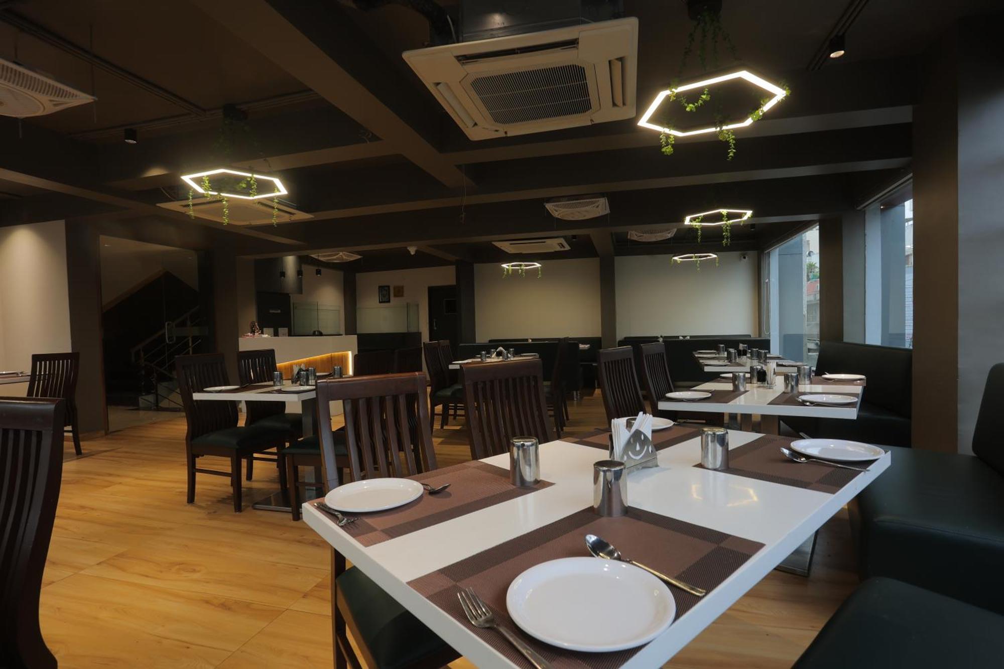 Hotel Shayan Inn Rajkot Exteriör bild