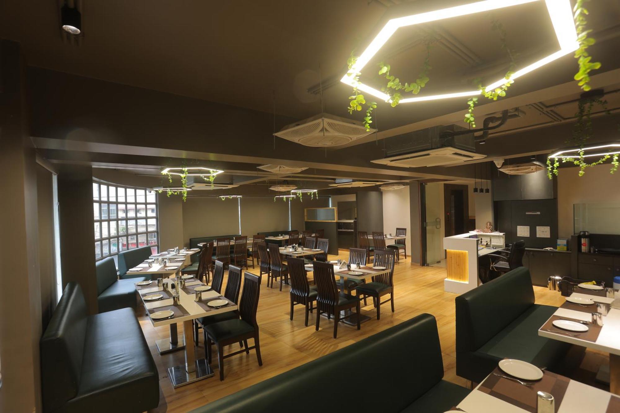 Hotel Shayan Inn Rajkot Exteriör bild